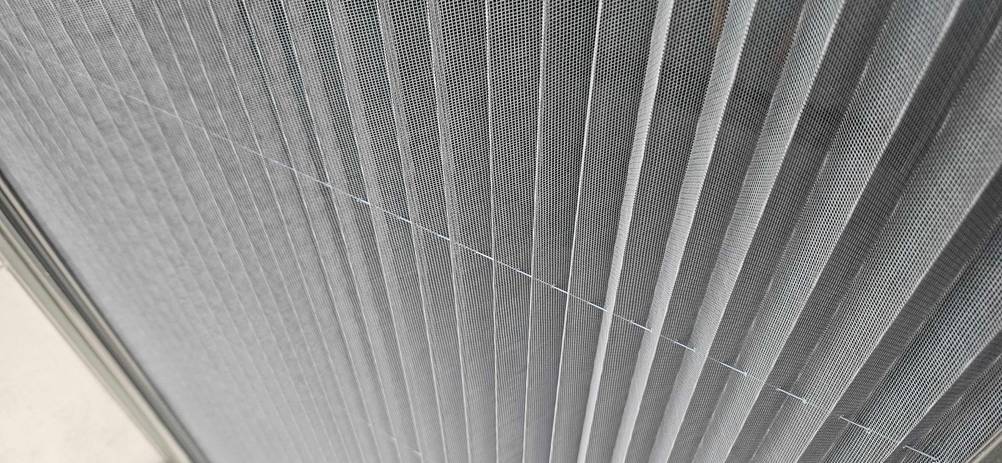 Fliegengitter-Schiebetür im Test: Material von grauer Fliegengitter-Schiebetür im Fokus.