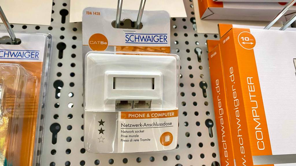 Netzwerkdose im Test: eine Netzwerkdose hängt in einem Regal neben anderen Artikel.