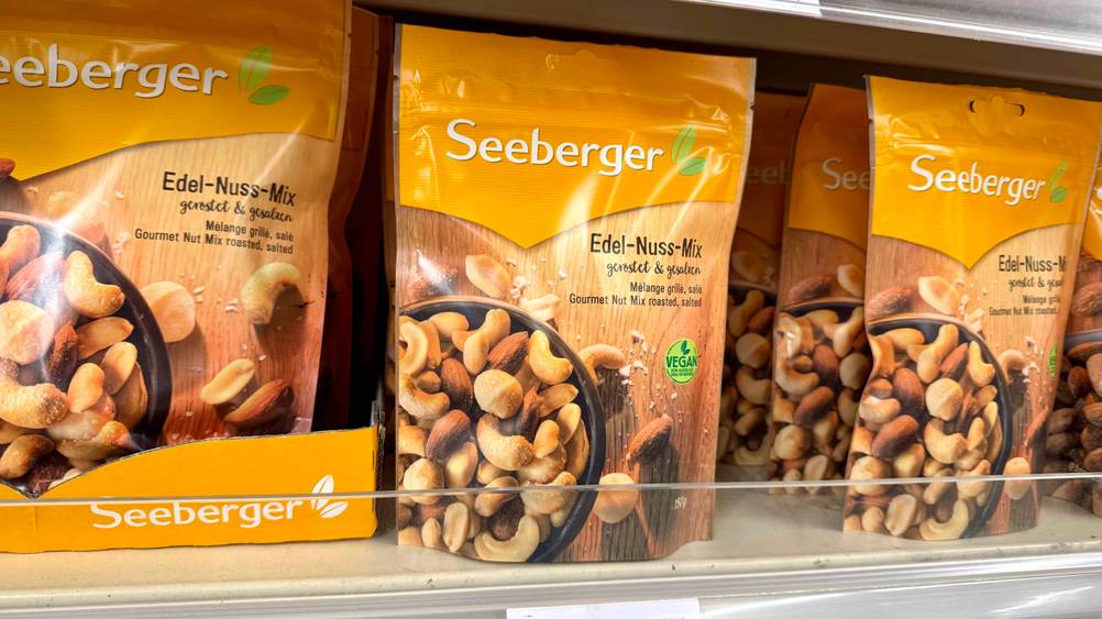 Mehrere Packungen der getesteten Seeberger-Nüsse stehen in einem Regal.