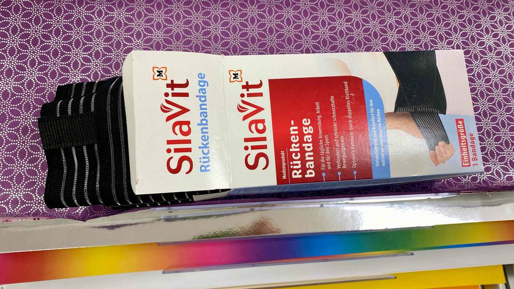 Rückenbandage-Test: eine Verpackung mit herausschauender Rückenbandage.