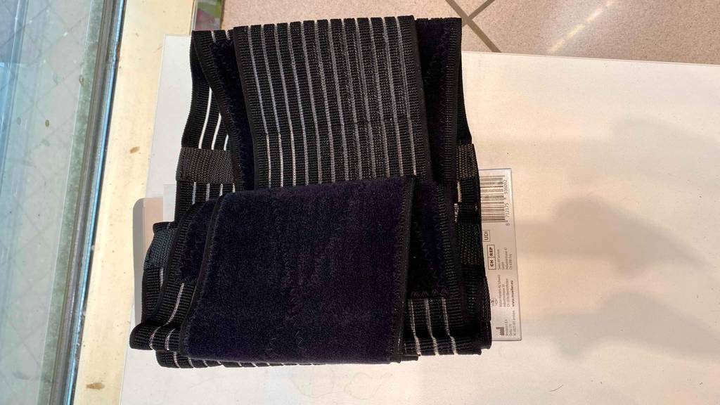 Rückenbandage im Test: eine schwarze Rückenbandage mit Fokus auf den Klettverschluss.