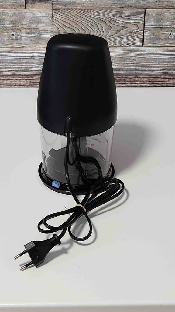 Ein getesteter elektrischer-Gemüsehobel mit Kabel ersichtlich.