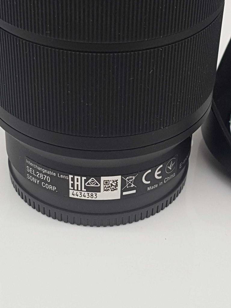 Sony-E-Mount-Objektiv im Test: unterer Teil eines Sony-E-Mount-Objektivs im Fokus.