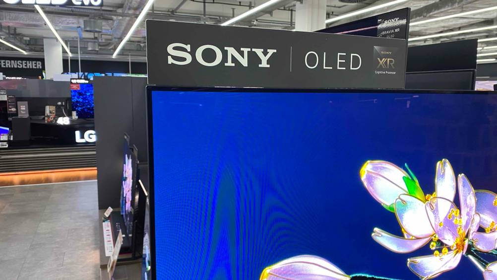 OLED-65-Zoll-Fernseher-Test: Schild ober einem Fernseher mit Info