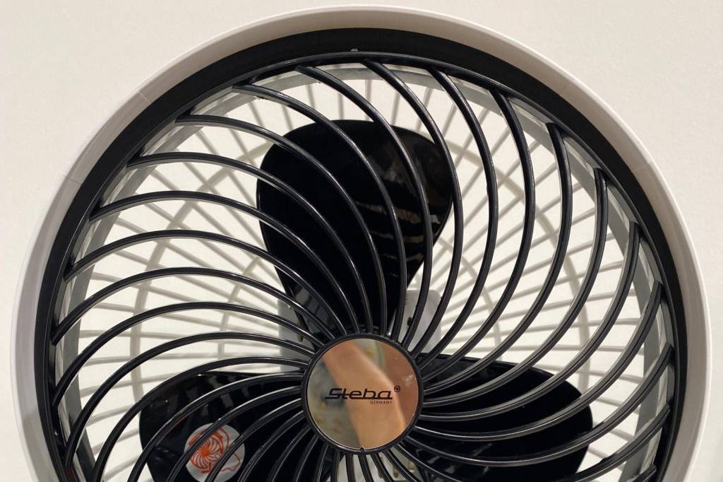 Tischventilator im Test: Ein Ventilator von Vorne vor heller Wand