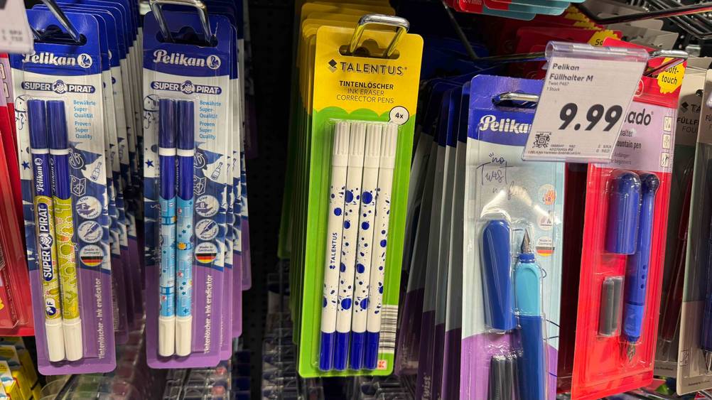 Tintenkiller-Test: Mehrere Tintenkiller hängen in einem Regal.
