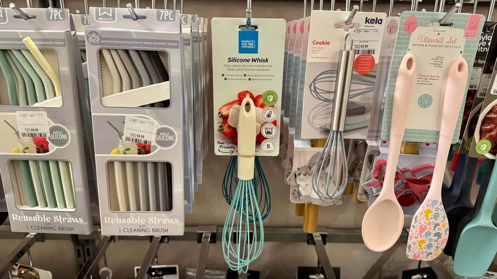 Getesteter Silikon-Schneebesen hängt in einem Regal neben anderen Artikeln.