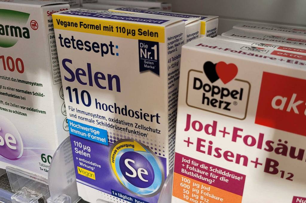 Selen im Test: Selen steht neben anderen Nahrungsergänzungsmitteln in einem Regal.