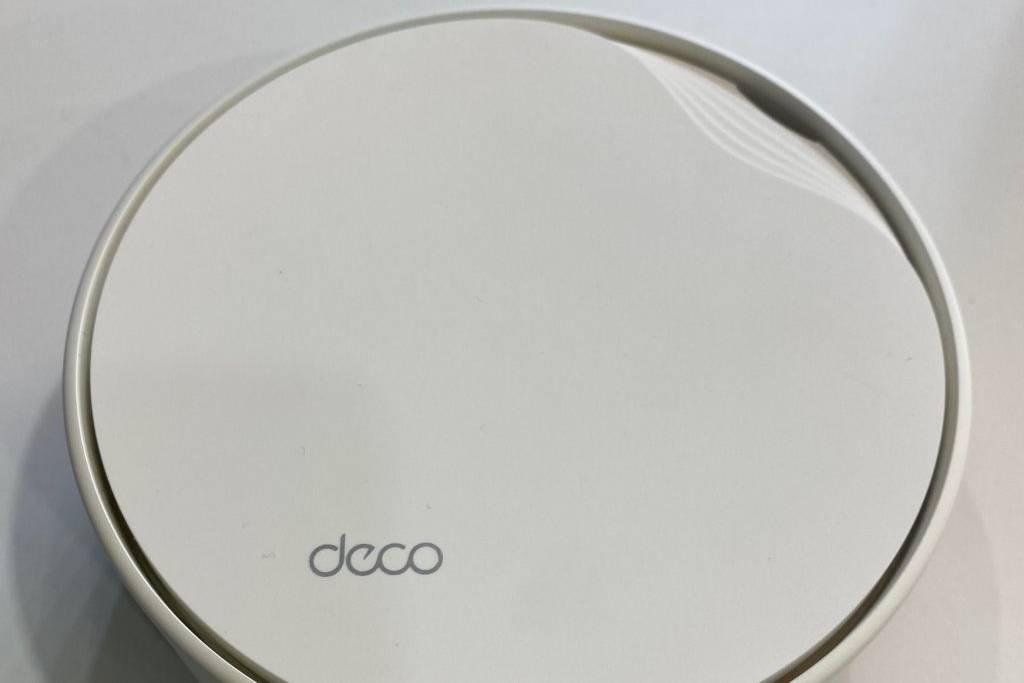 Router im Test: Ein Gerät auf von oben auf einer hellen Oberfläche