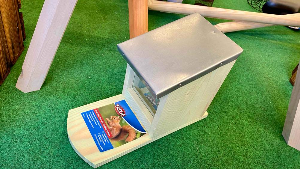 Eichhörnchen-Futterhaus im Test: ein geschlossenes Eichhörnchen-Futterhaus auf einem grünen Teppich platziert.