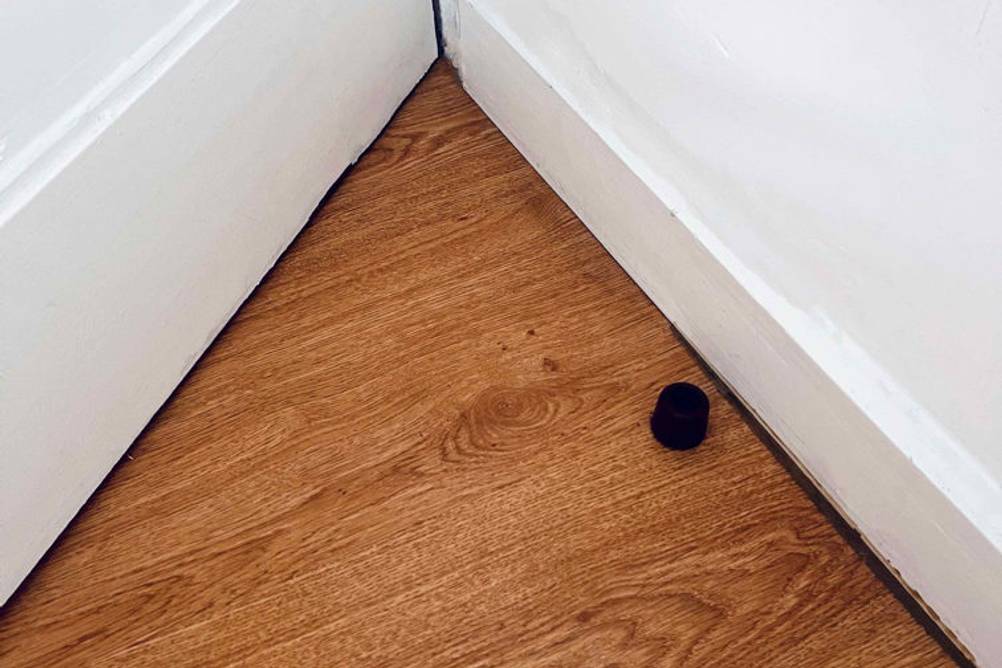 Türstopper getestet: Kleiner dunkler Türstopper auf Holzboden