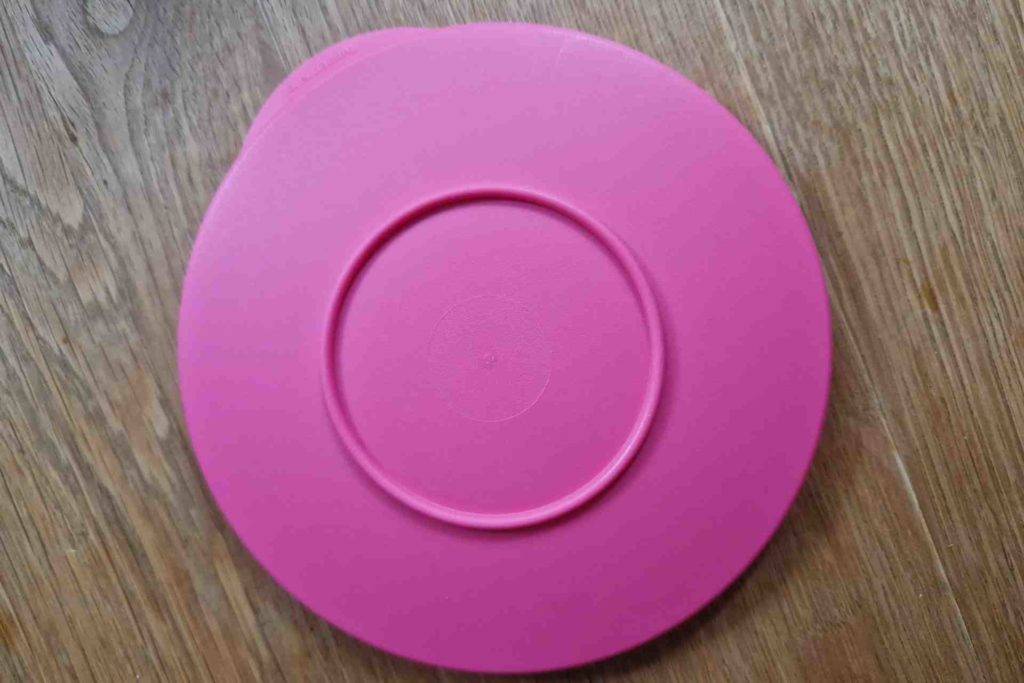 Tupperware im Test: rosa Deckel auf Holzoberfläche