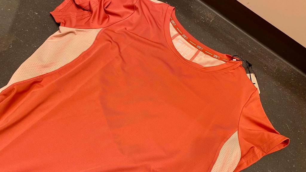 Vorderseite eines getesteten Unifit-Laufshirts auf dunklem Hintergrund.