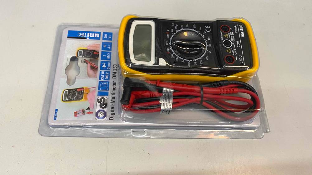 Multimeter getestet: Ein verpacktes Multimeter liegt horizontal auf einer hellen Fläche.