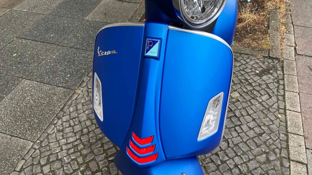Detailaufnahme der Front eines getesteten Motorrollers.