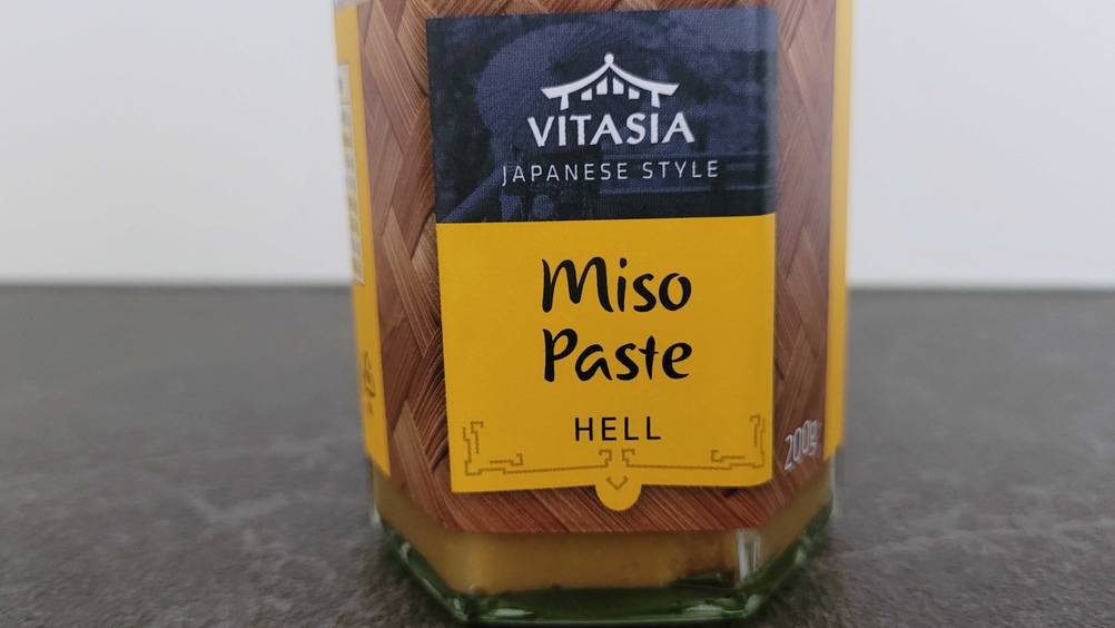 Miso-Paste getestet: Nahaufnahme des Labels mit Logo.