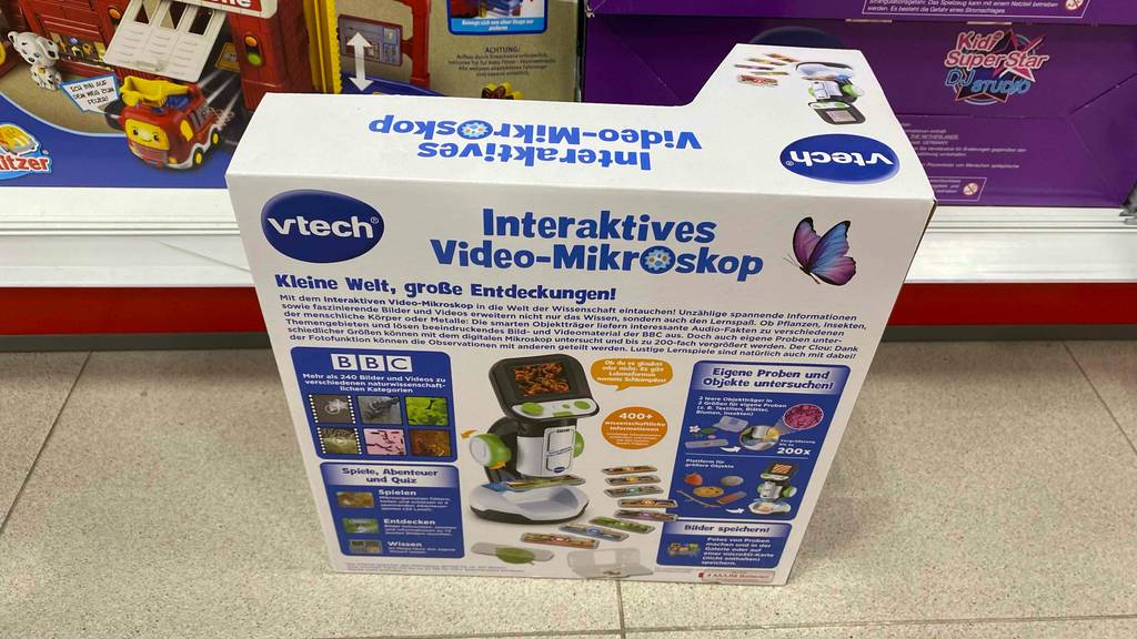 Kinder-Mikroskop getestet: Rückseite von Verpackung eines Kinder-Mikroskop der Marke Vtech steht vor einem Regal.