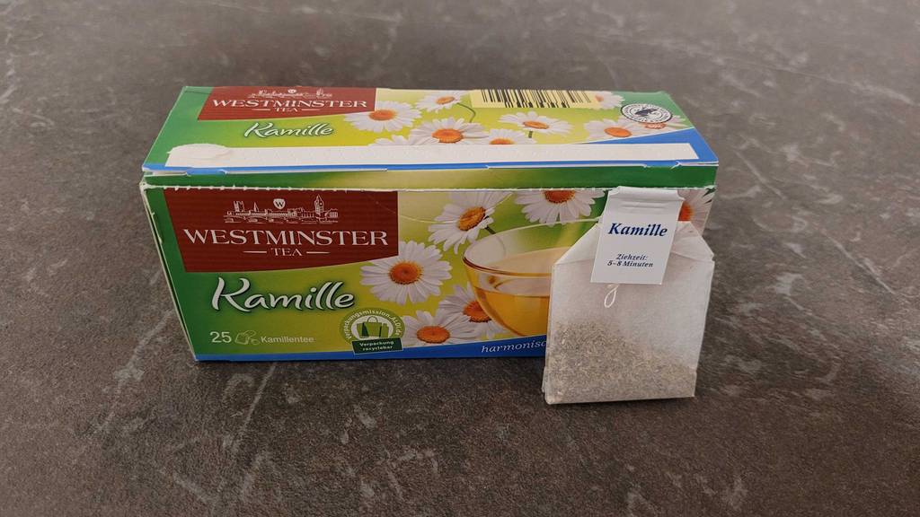 Ein loser Beutel wurde vor der Verpackung des getesteten Kamillentee gestellt.