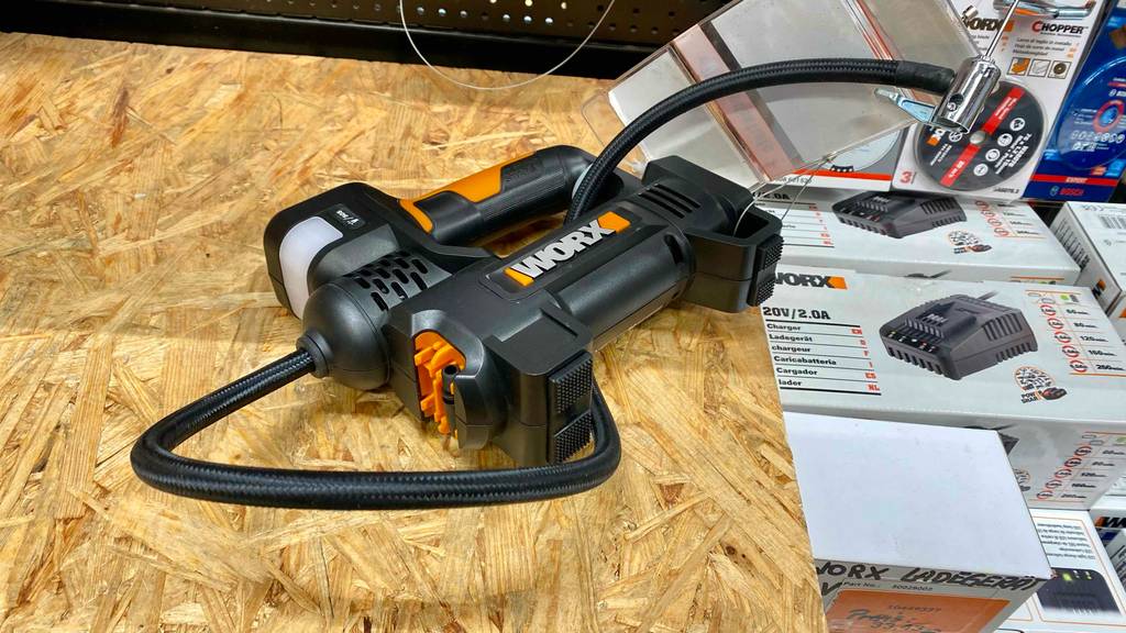 Ein liegender, getesteter Airbrush-Kompressor der Marke WORX.