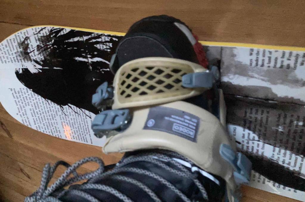 Im Test: Nahaufnahme Schuh in Bindung eines Snowboards.
