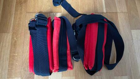 Liebesschaukel getestet: Liebesschaukel am Boden liegend mit verstellbaren Gurten.