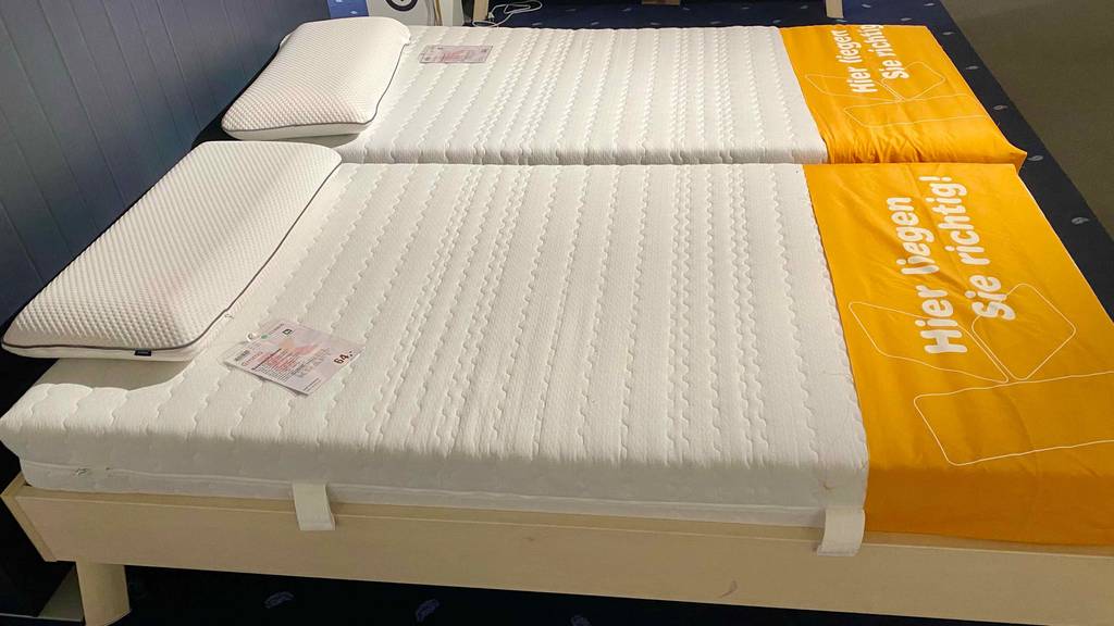 Kaltschaummatratze im Test: zwei Kaltschaummatratzen auf einem Bett in einem Geschäft ausgestellt.