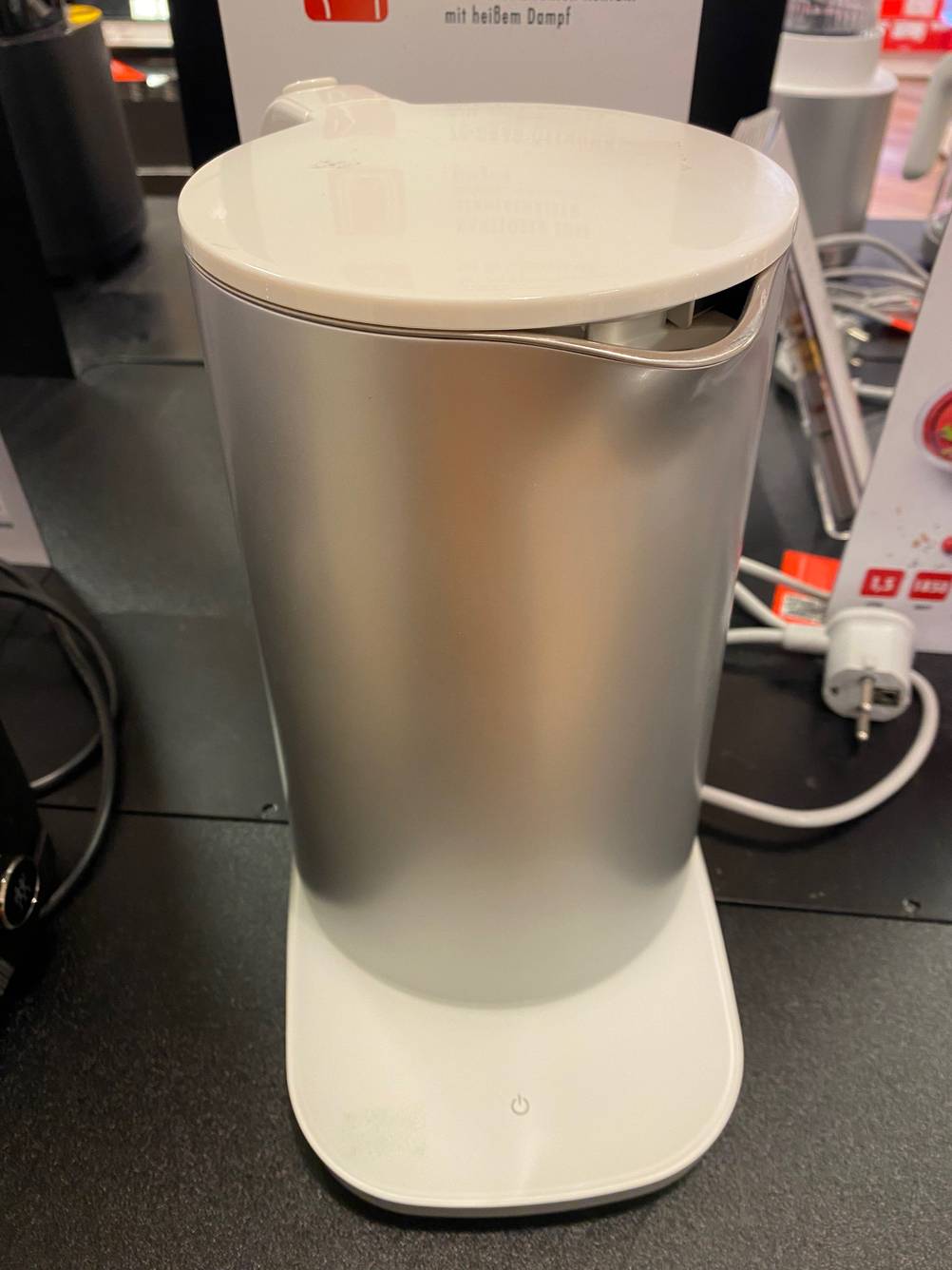 Im Test: Ein Design-Wasserkocher steht in einer Ausstellung auf einer dunklen Fläche.