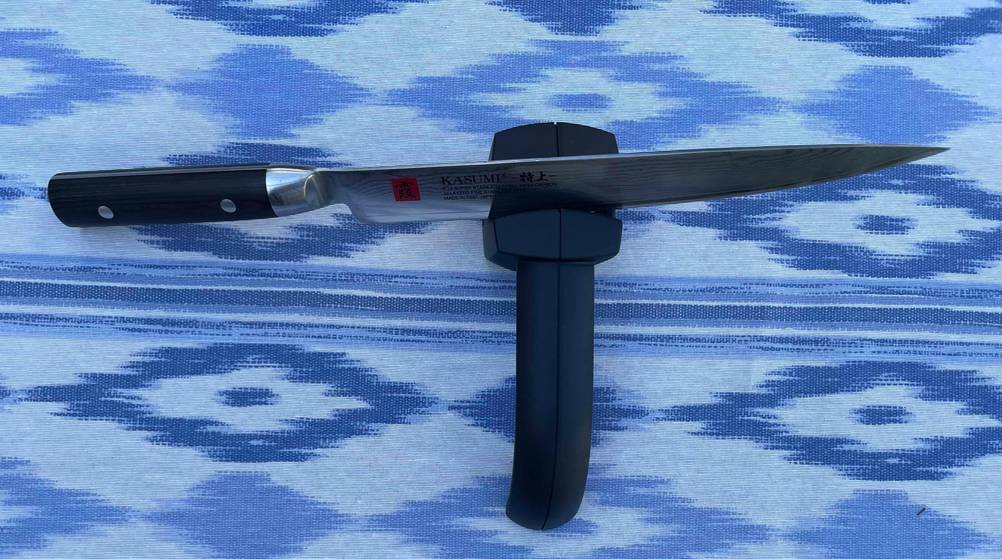 Hand-Messerschärfer getestet: ein Messer ist in ein Hand-Messerschärfer gelegt.