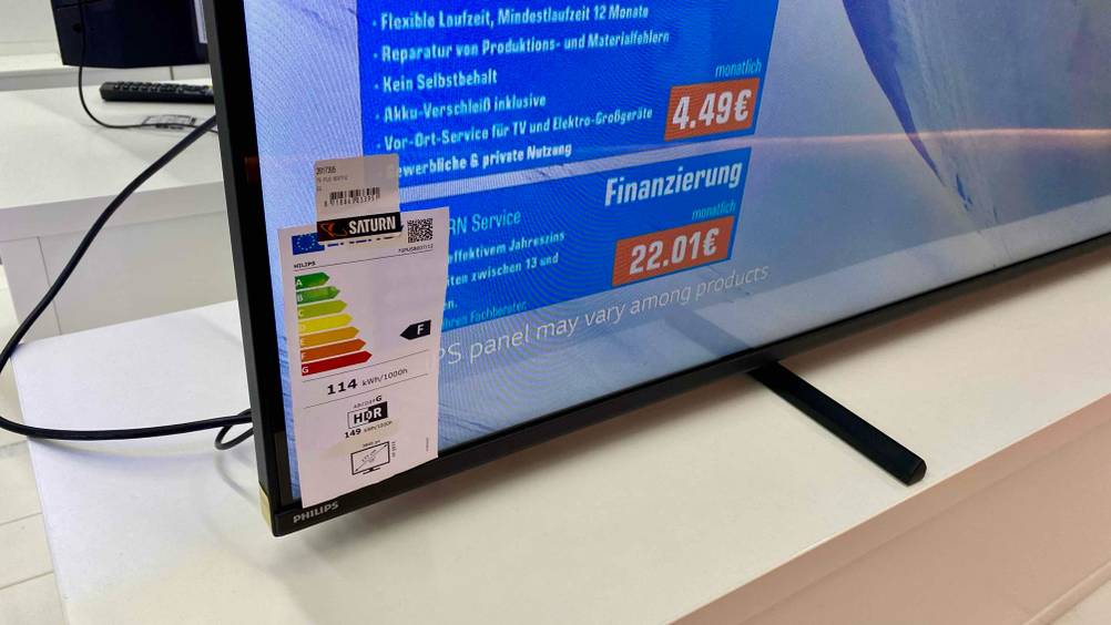 Standfuß befindet sich an einem getesteten 70-Zoll großen Fernsehen.