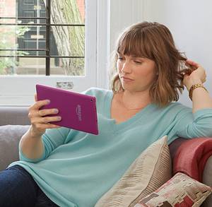 Tablet auf dem Sofa.