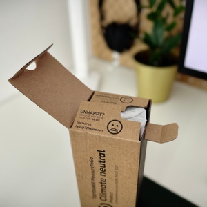 Innenseite der Verpackung des 720°Dgree Pleasure ToGo auf einem Schreibtisch.