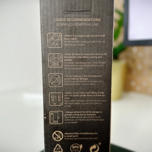 Rückseitige Ansicht der Verpackung des 720°Dgree Pleasure ToGo auf einem Schreibtisch.