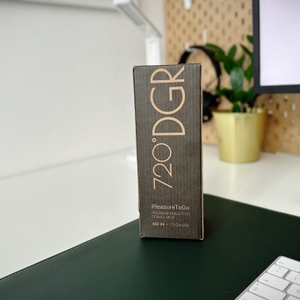 Die Verpackung des 720°Dgree Pleasure ToGo steht auf einem Schreibtisch.