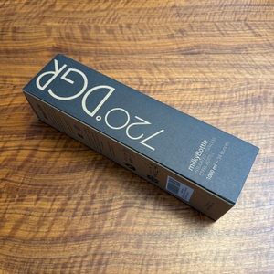 Der Karton der 720°Dgree-Edelstahl-Trinkflasche liegt auf einem Tisch