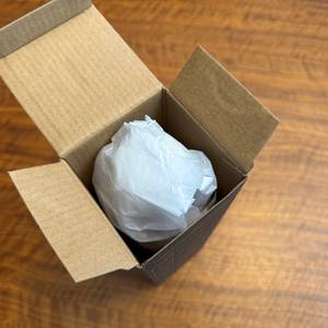 Der geöffnete Karton der 720°Dgree-Edelstahl-Trinkflasche von oben