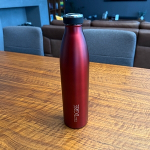 Die 720°Dgree-Edelstahl-Trinkflasche steht auf einem Tisch