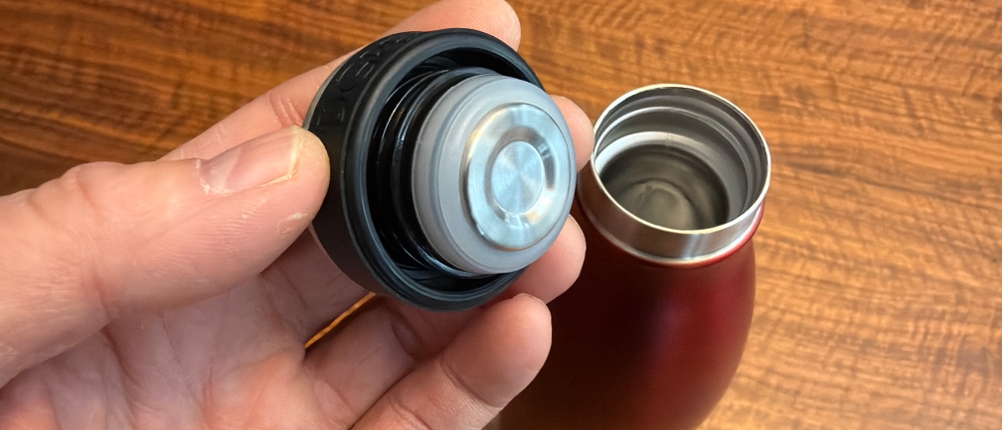 Eine Hand hält den Deckel der 720°Dgree-Edelstahl-Trinkflasche fest