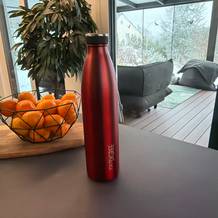 Die 720°Dgree-Edelstahl-Trinkflasche steht auf einer Arbeitsplatte