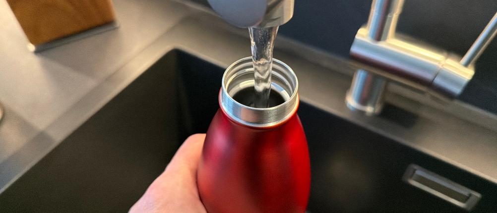 Wasser wird in die 720°Dgree-Edelstahl-Trinkflasche gefüllt