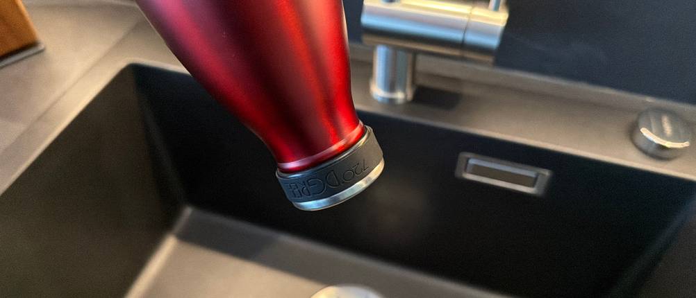 Die 720°Dgree-Edelstahl-Trinkflasche wird falsch herum gehalten