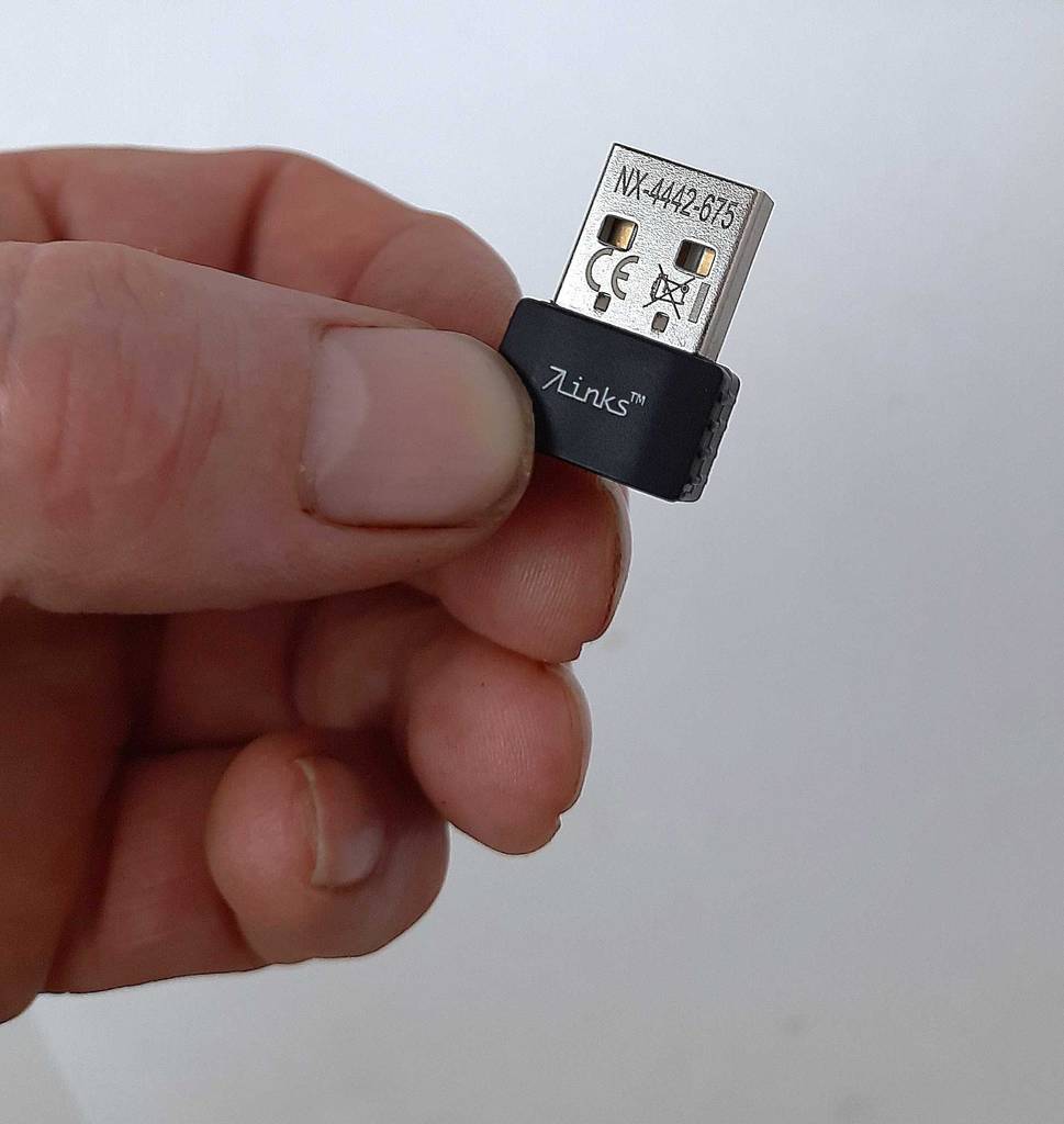 Detailansich des getesteten WLAN-Stick 5 GHz mit Produktnummer.