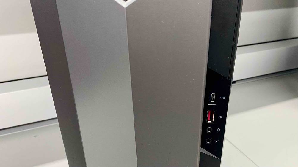 Gaming-PC getestet: Nahaufnahme der Anschlüsse an der Vorderseite.