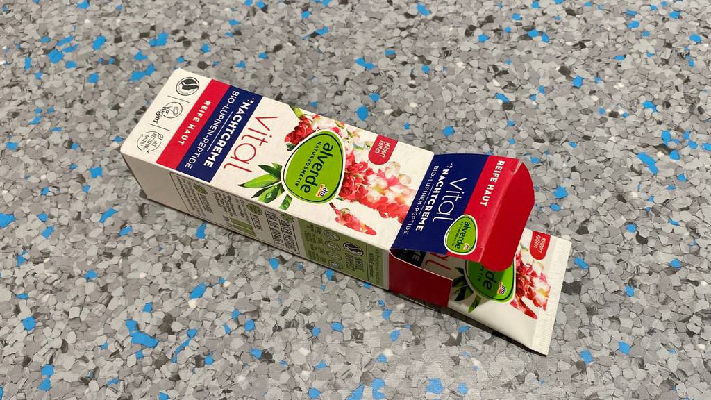 Nachtcreme im Test: Verpackung von Nachtcreme der Marke Alverde mit herausragender Tube.