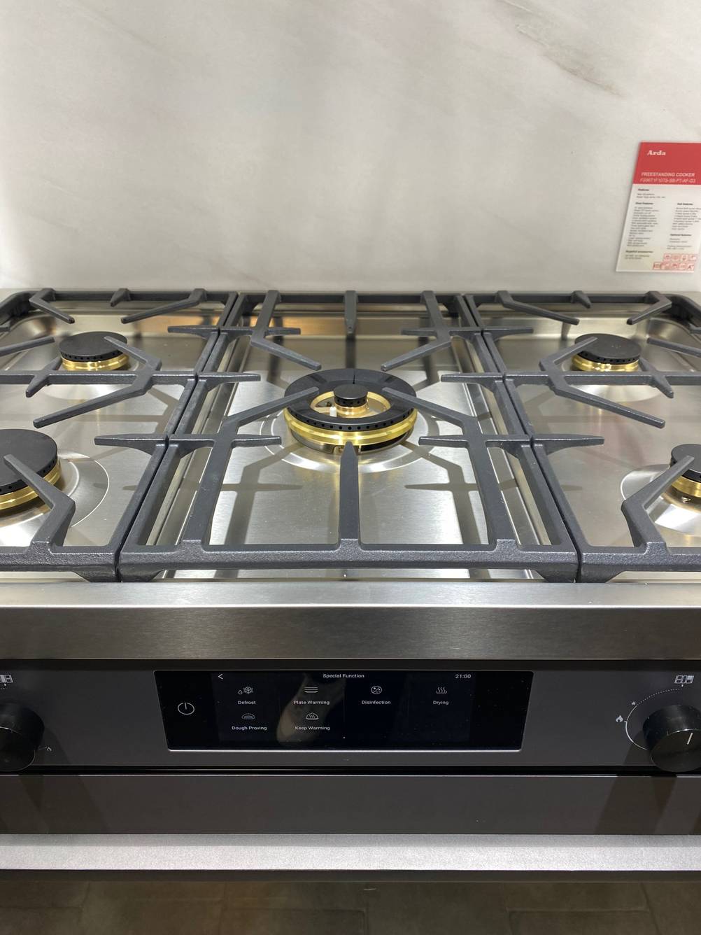 Herd im Test: Gasbrenner mit Gitter in Nahaufnahme