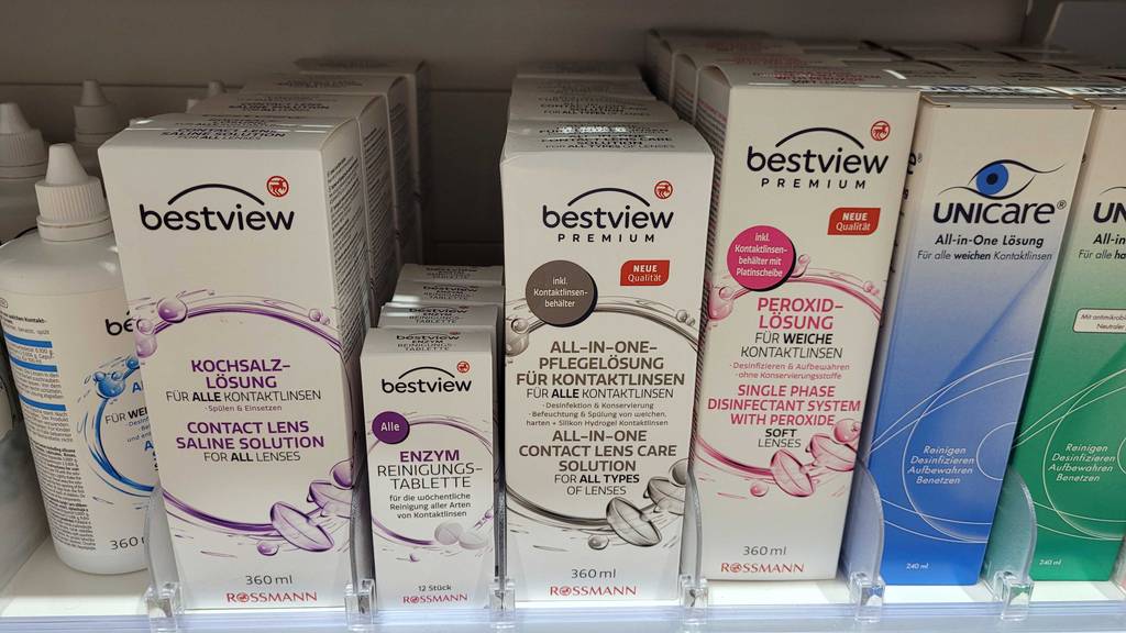 Test: Das Kontaktlinsen-Pflegemittel steht in einem Regal neben anderen Produkten.
