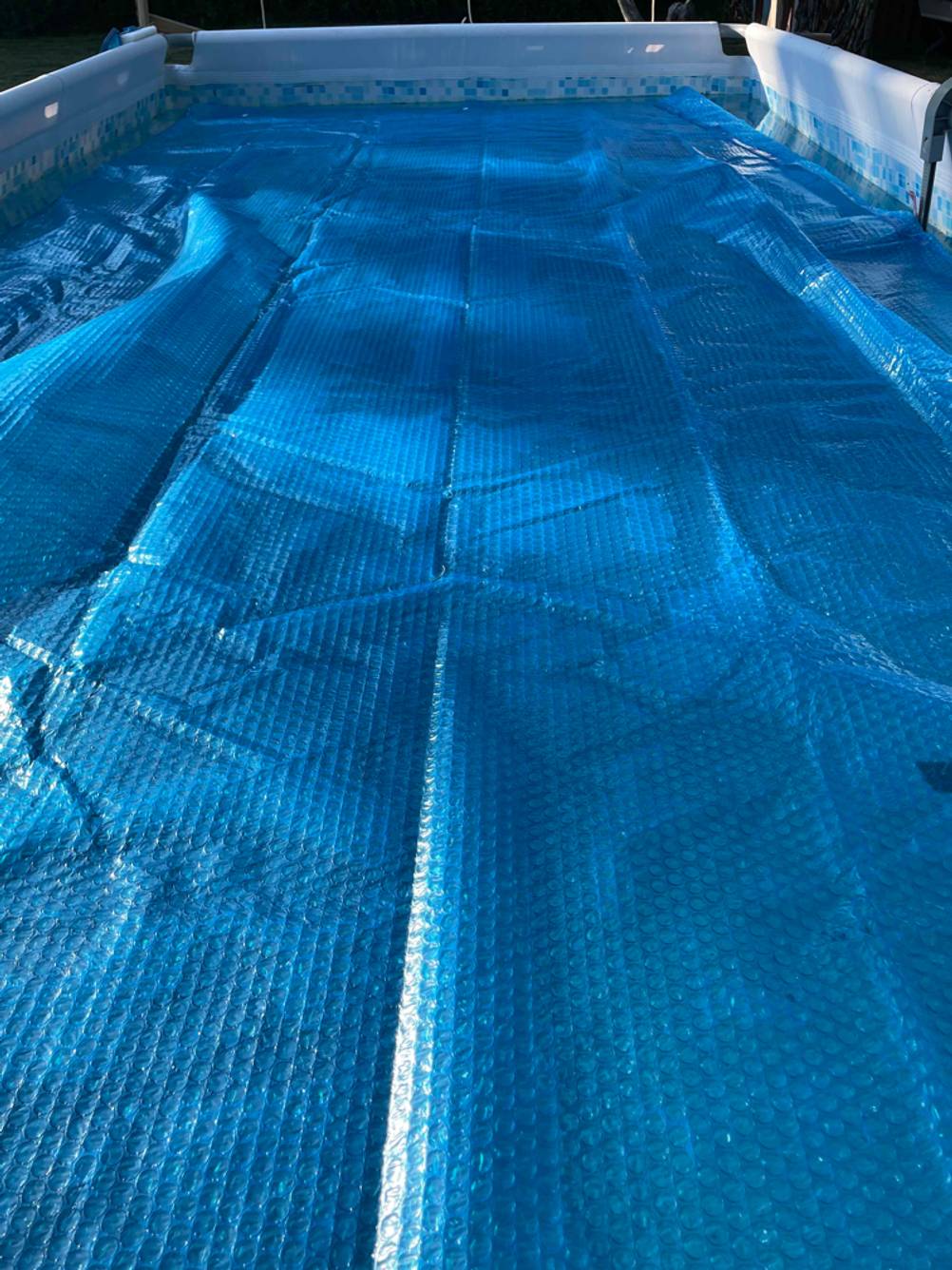 Eine Poolplane auf einem Pool liegend.