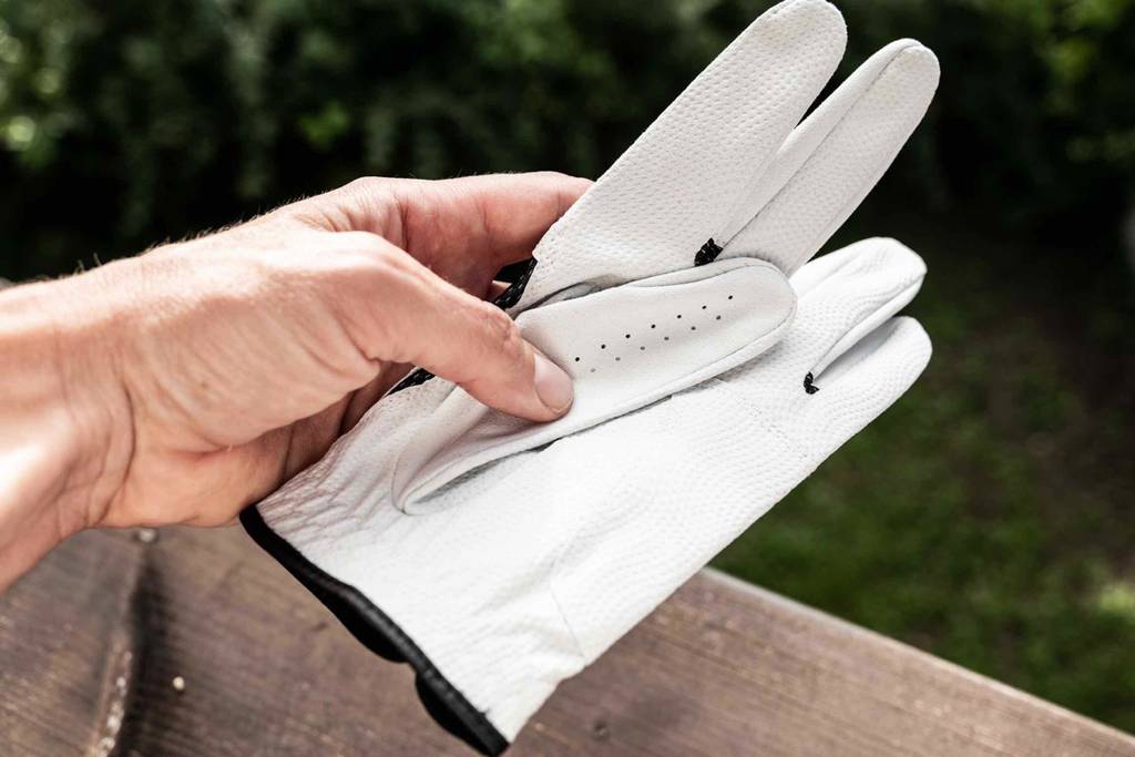 Im Test: Eine Hand hält einen Golfhandschuh hoch