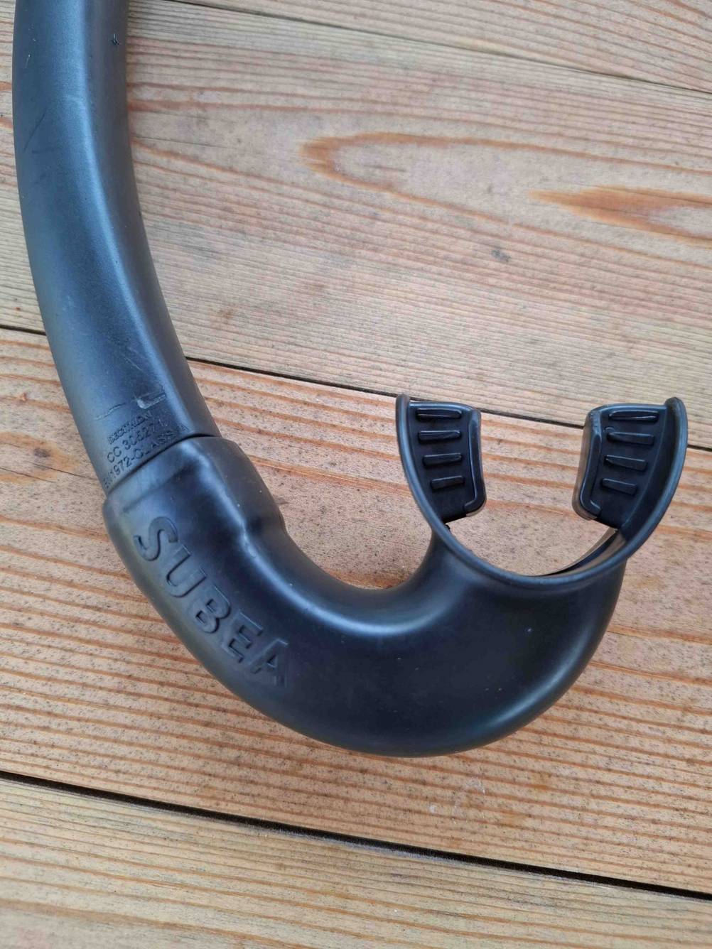 Das Mundstück des getesteten Schwimmschnorchels, der auf einem Holz liegt.