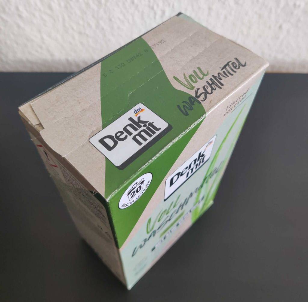Waschpulver getestet: eine verschlossene Packung Waschpulver der Marke Denk mit von oben ersichtlich.