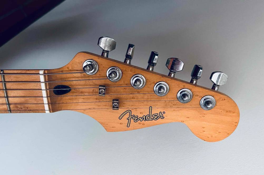 Im Test: Detailaufnahme des Kragen einer E-Gitarre.